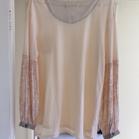 Free People Tops - FP/“WE THE FREE”PEACH TEEw FLORAL PAISLEY SLEEVES